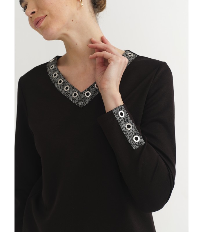 CAMISETA MUJER CUELLO V TACHUELAS AZAY