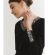 CAMISETA MUJER CUELLO V TACHUELAS AZAY